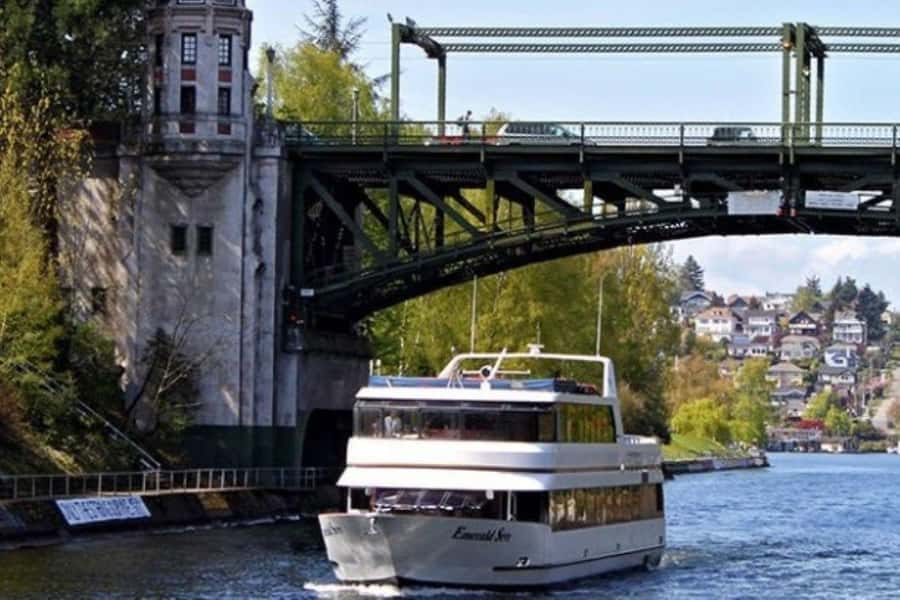 Seattle: Dinner Cruise Experience - Dinner Service and the Value of a Private Table