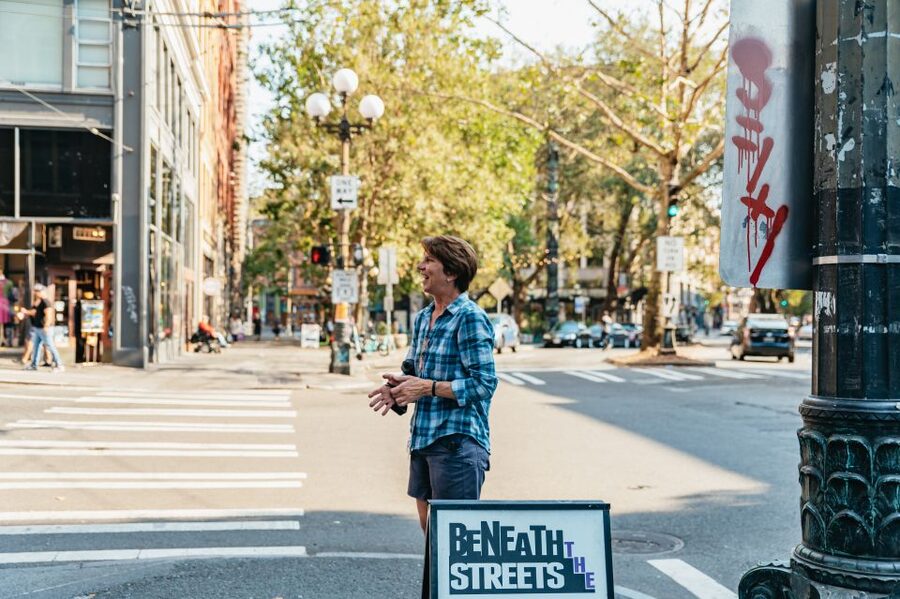 Seattle: Guided Underground Walking Tour - The guides make the short route work