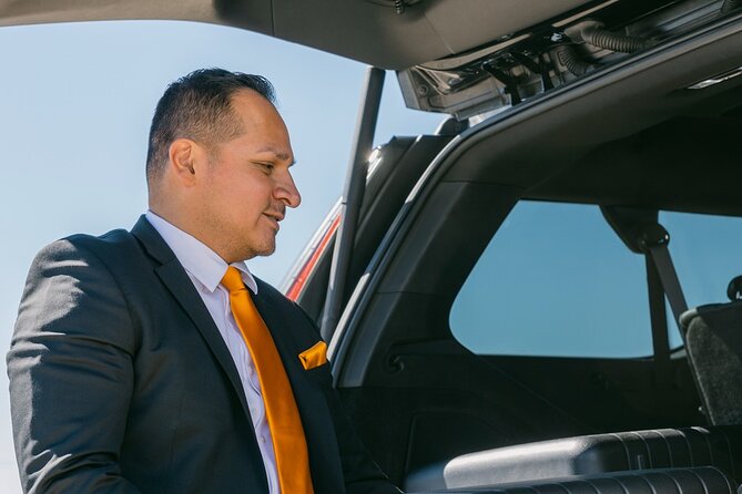 Seattle Roundtrip Chauffeur Driven Airport Transfer - Curbside Pickup, Not an Indoor Meet and Greet