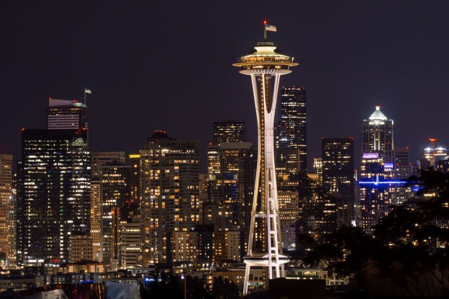 Seattle: Scenic Night Tour with Space Needle & Skywheel - Riding the Seattle Great Wheel above Elliott Bay
