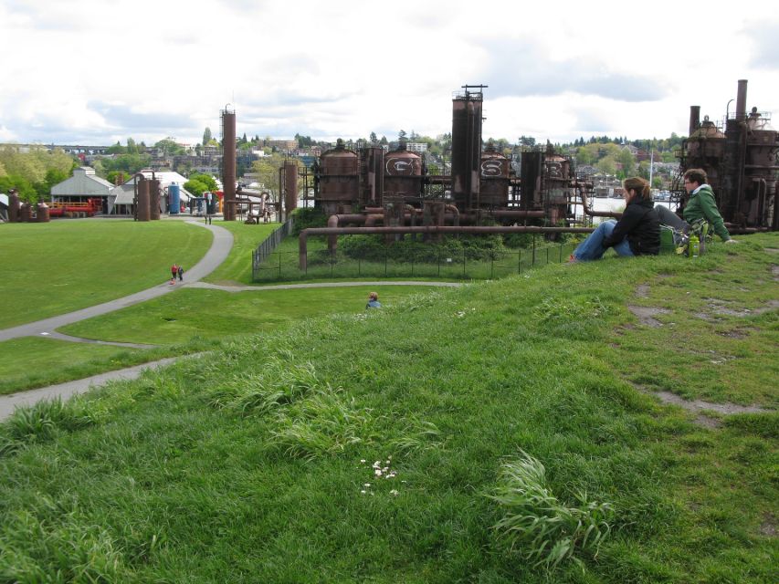 Seattle: Sightseeing Bus Tour with the Ballard Locks - Queen Anne and Seattle’s changing neighborhoods
