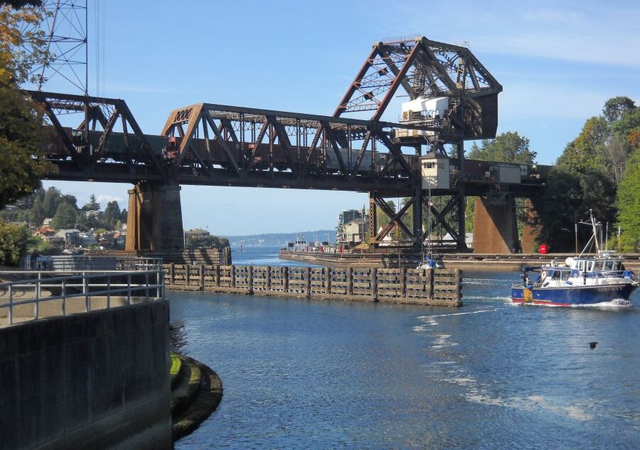 Seattle: Sightseeing Bus Tour with the Ballard Locks - Gas Works Park beside Lake Union