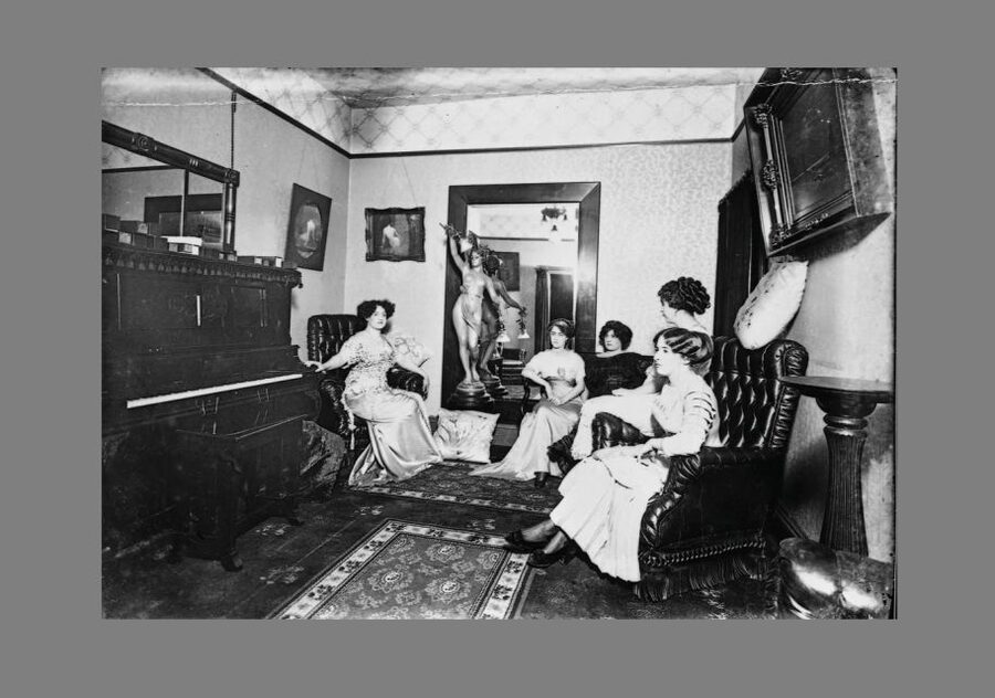 Six Women - A Historical Walking Tour - How the six stops work